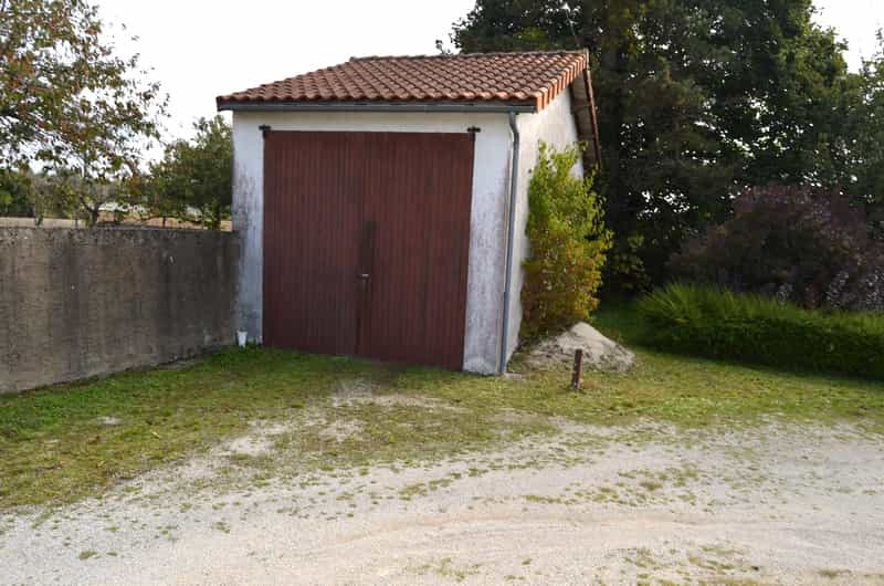 Будинок в RUFFEC, Poitou-Charentes 10103183