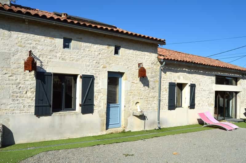 بيت في Nanteuil-en-Vallee, Poitou-Charentes 10103194