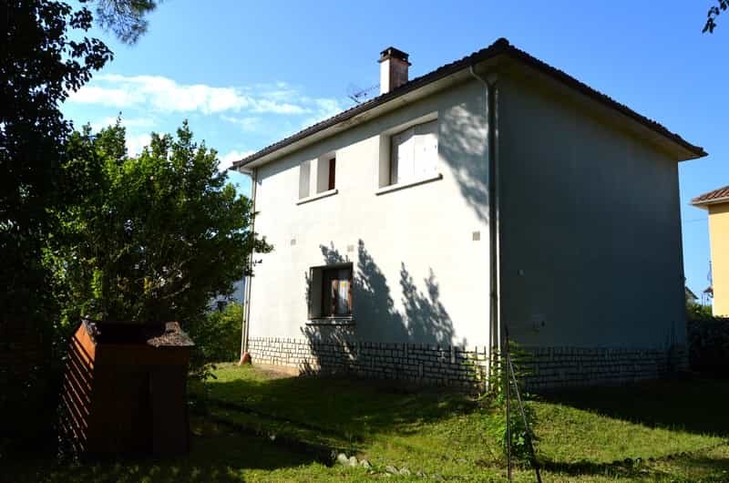 casa en Ruffec, Poitou-Charentes 10103196