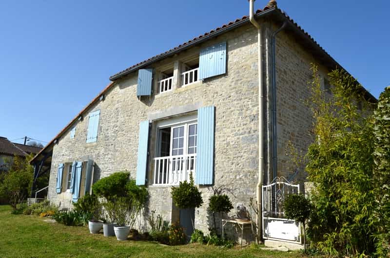 房子 在 Taize-Aizie, Poitou-Charentes 10103207