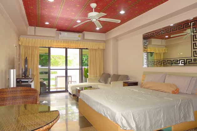 Condominium in Ban Phatthaya Tai, Chonburi 10105266