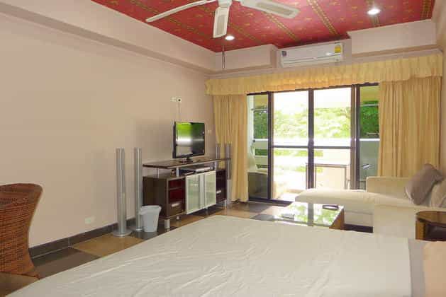 Condominium in Ban Phatthaya Tai, Chonburi 10105266