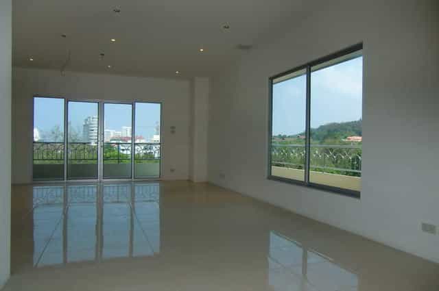 Condominium in Ban Phatthaya Tai, Chonburi 10105608