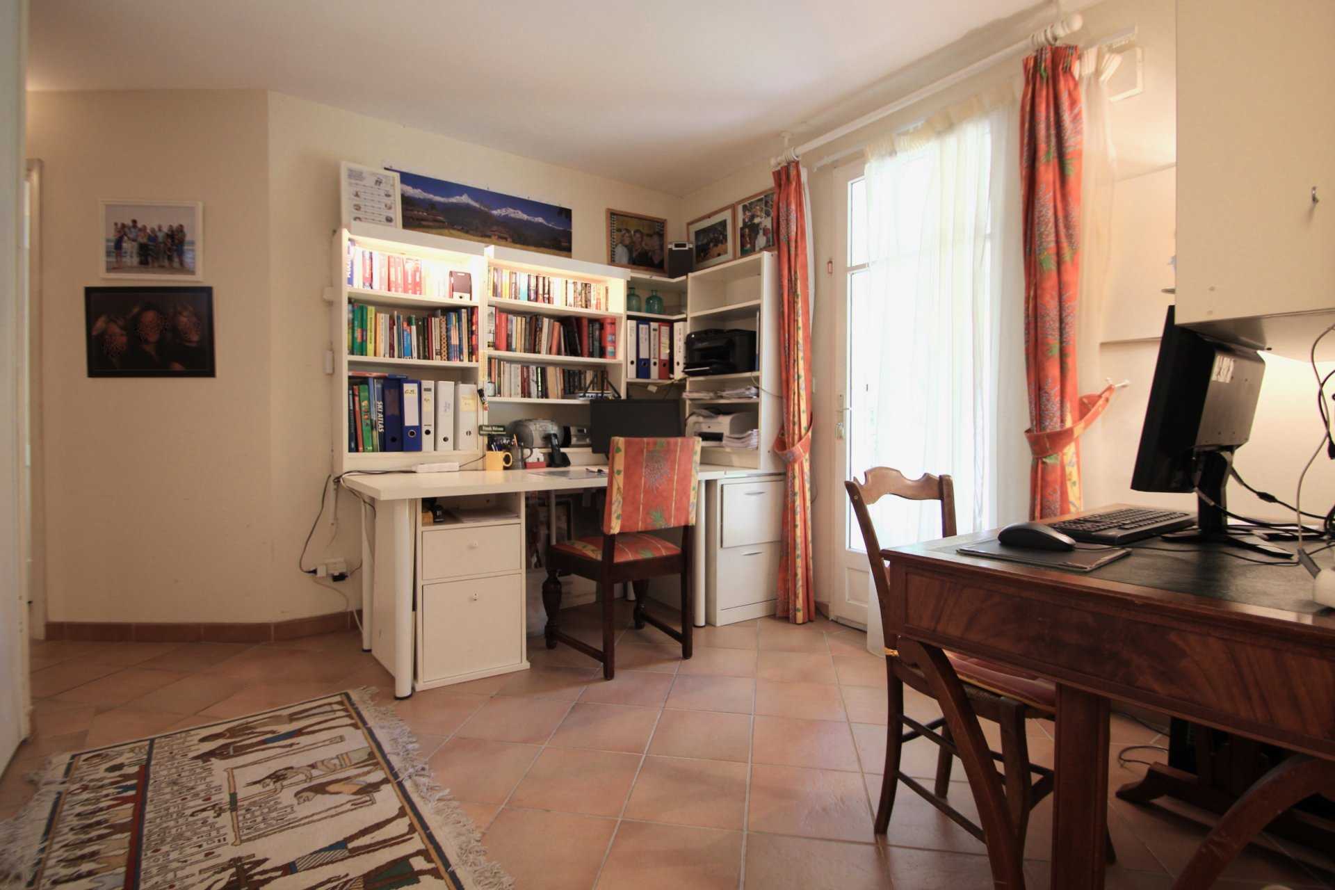 Ejerlejlighed i Valescure Spacious (100m2) Ground Floor Apartment + 2 X Garage,  10107020