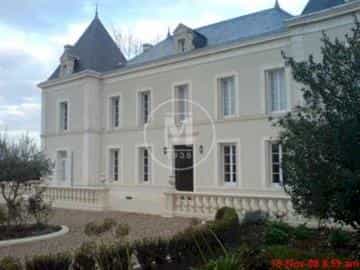 بيت في Chalais, Nouvelle-Aquitaine 10108048
