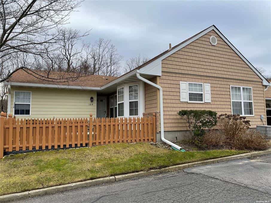 House in Coram Ny 11727, New York 10109270