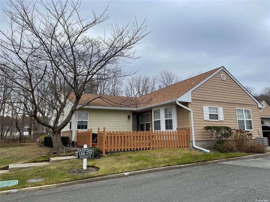 House in Coram Ny 11727, New York 10109270