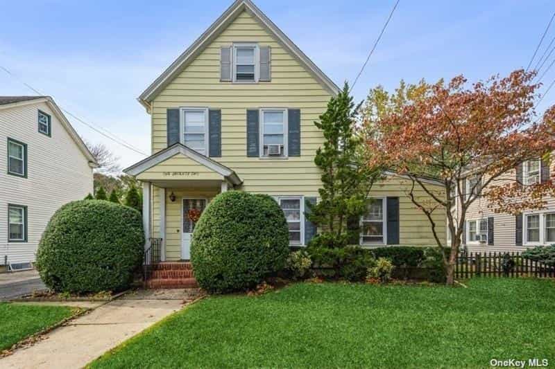 House in Floral Park, New York 10109381