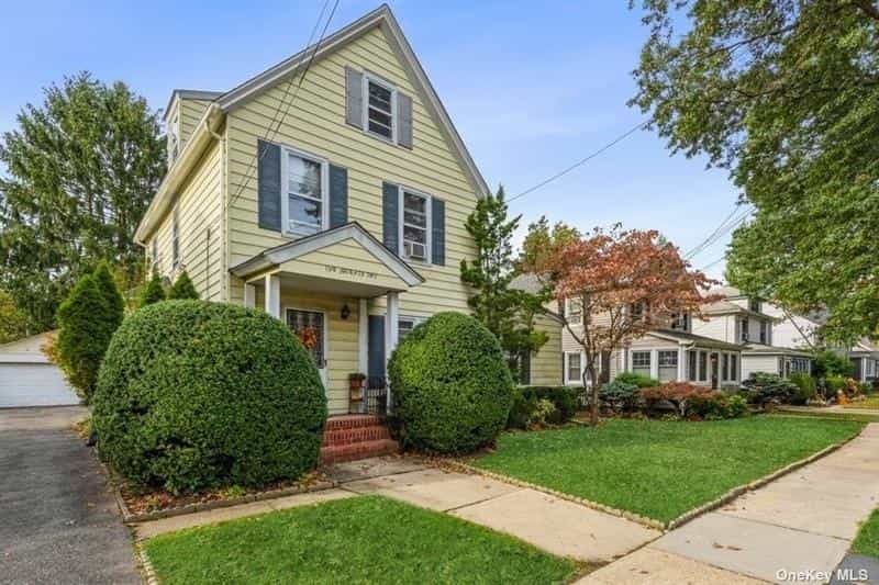 House in Floral Park, New York 10109381