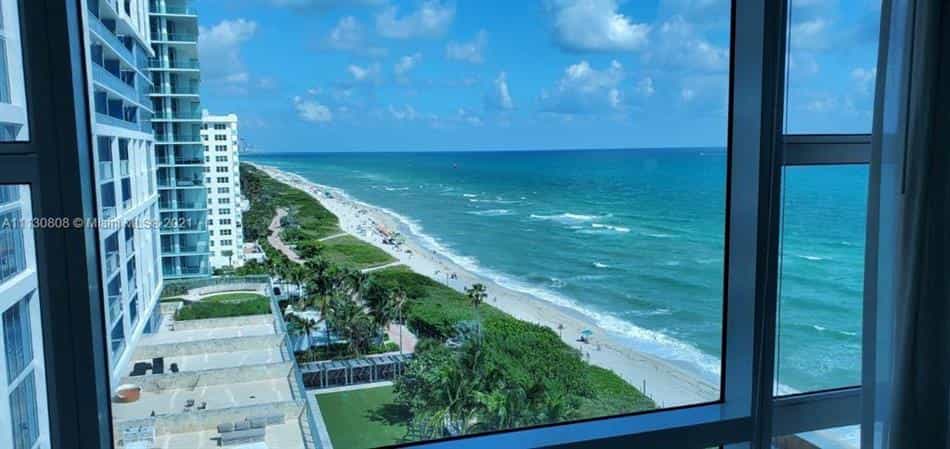 Condominium in Miami Beach, Florida 10110690