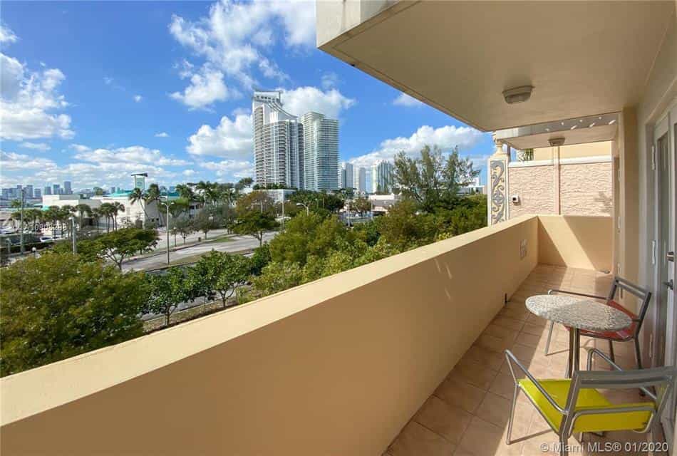 Condominium in Miami Beach, Florida 10110692