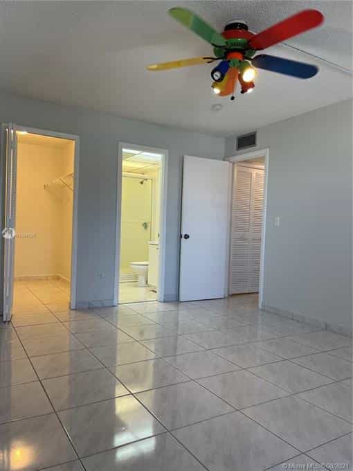 Condominium in Miami Beach, Florida 10110702
