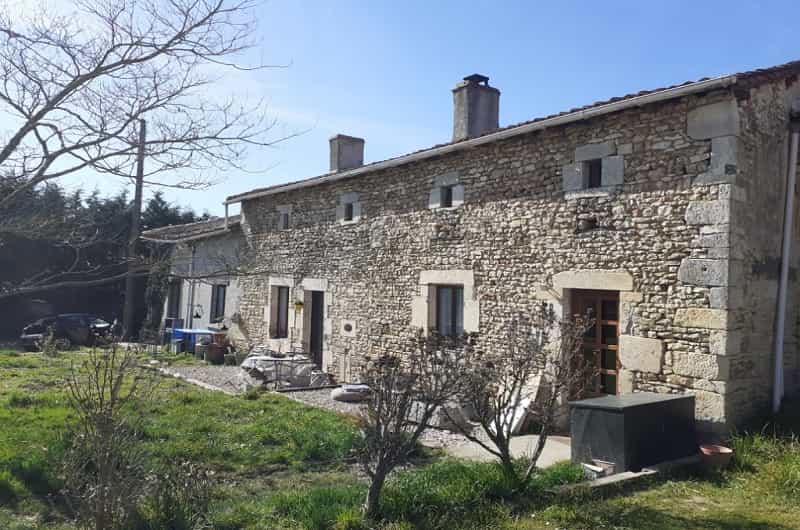σπίτι σε Savigne, Nouvelle-Aquitaine 10112896