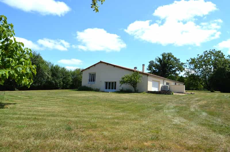 σπίτι σε Beaulieu-sur-Sonnette, Nouvelle-Aquitaine 10112898