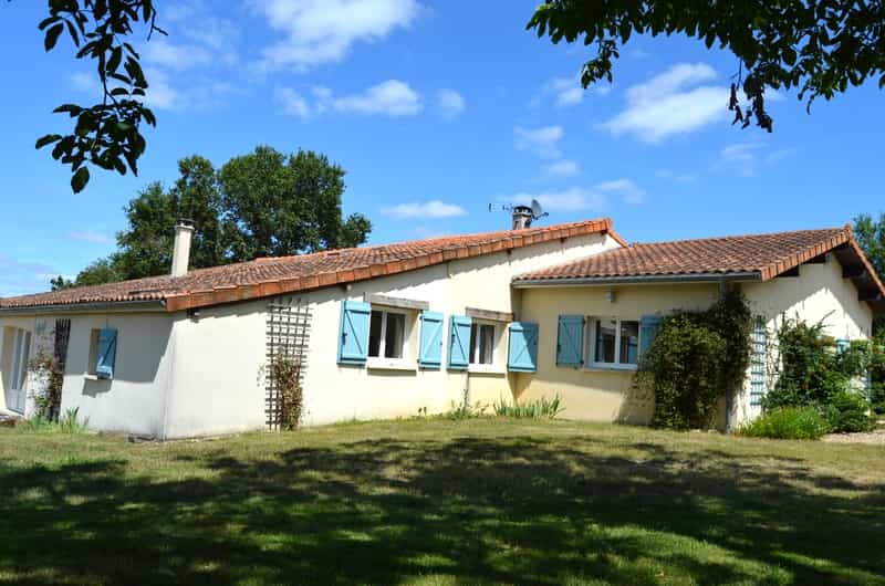 Casa nel Beaulieu-sur-Sonnette, Nouvelle-Aquitaine 10112898