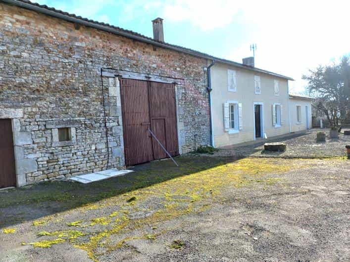 rumah dalam Nanteuil-en-Vallee, Nouvelle-Aquitaine 10112901