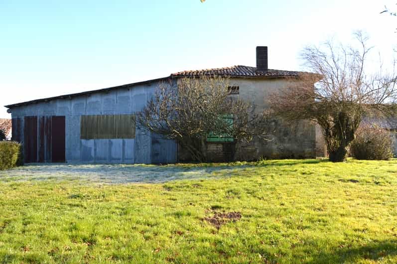 بيت في Nanteuil-en-Vallée, Nouvelle-Aquitaine 10112901