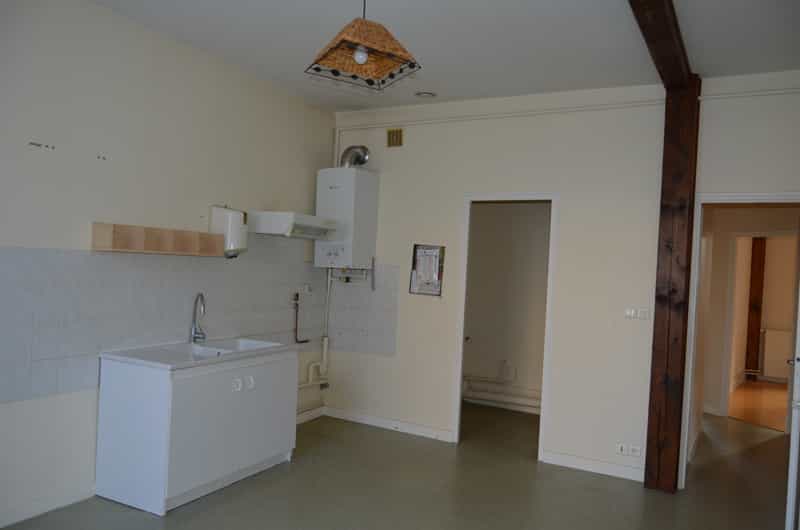 Condominium in Ruffec, Nouvelle-Aquitaine 10112902