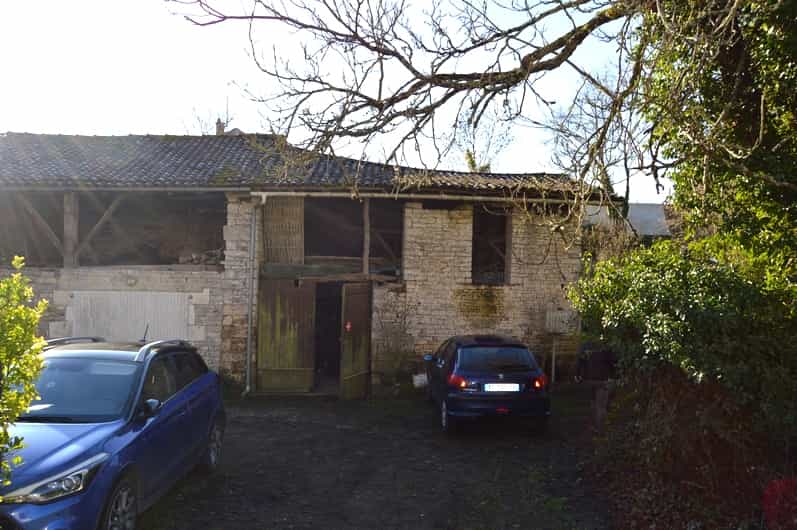 House in Verteuil-sur-Charente, Nouvelle-Aquitaine 10112903