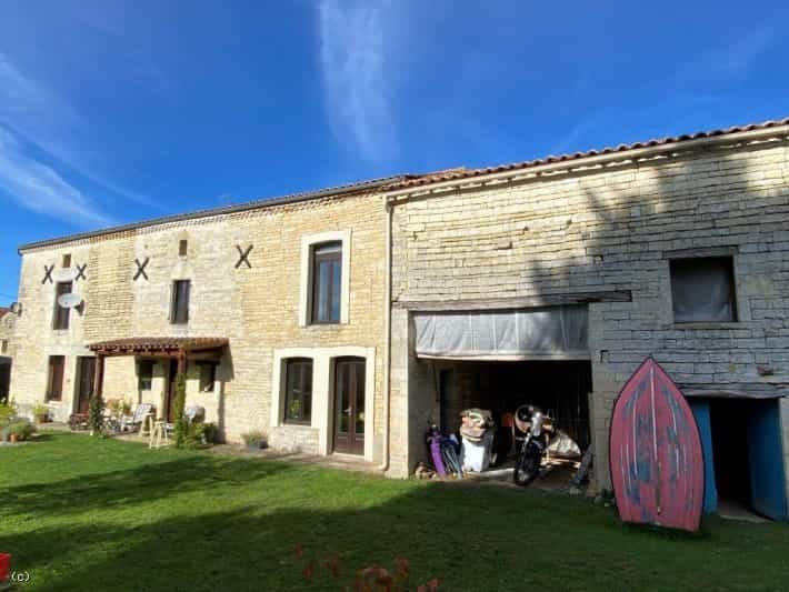 بيت في Aigre, Nouvelle-Aquitaine 10113098
