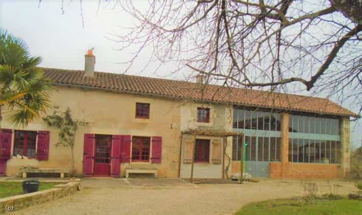 σπίτι σε Civray, Nouvelle-Aquitaine 10113219