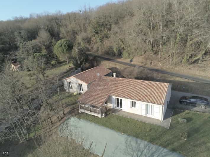 Rumah di Nanteuil-en-Vallee, Nouvelle-Aquitaine 10113224