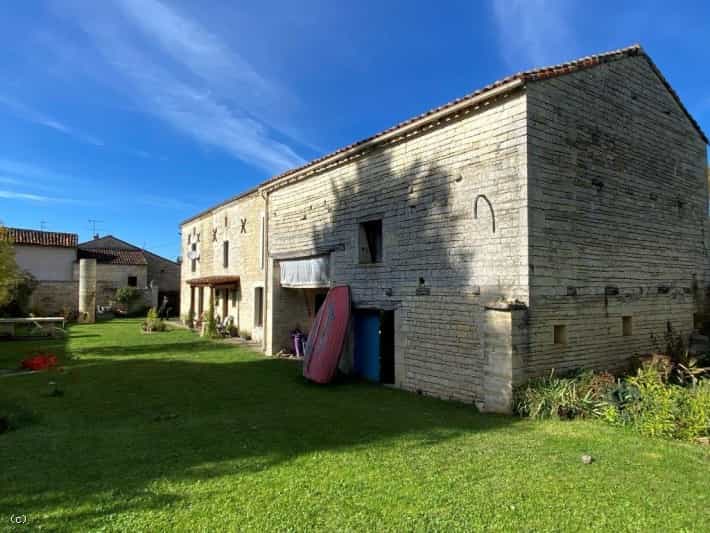 House in Aigre, Nouvelle-Aquitaine 10113225