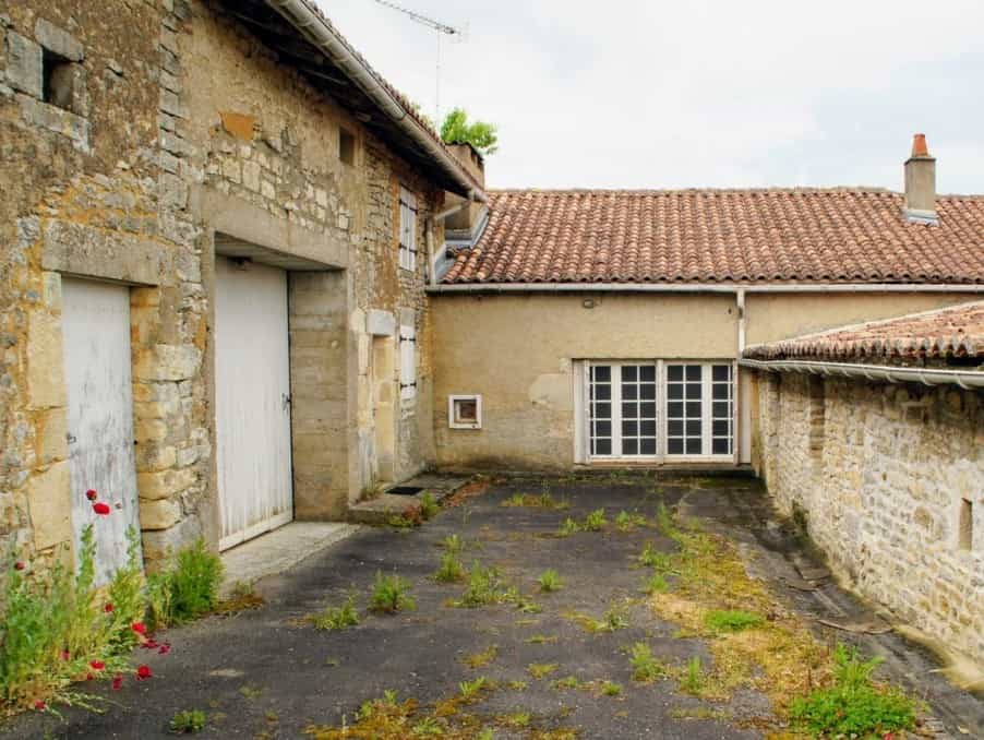 房子 在 Beaulieu-sur-Sonnette, Nouvelle-Aquitaine 10113344