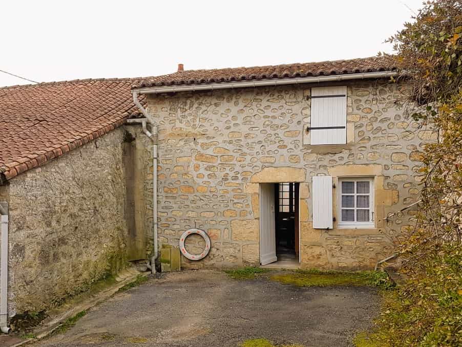 بيت في Beaulieu-sur-Sonnette, Nouvelle-Aquitaine 10113344