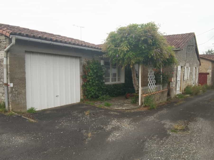 Huis in Beaulieu-sur-Sonnette, Nouvelle-Aquitaine 10113344