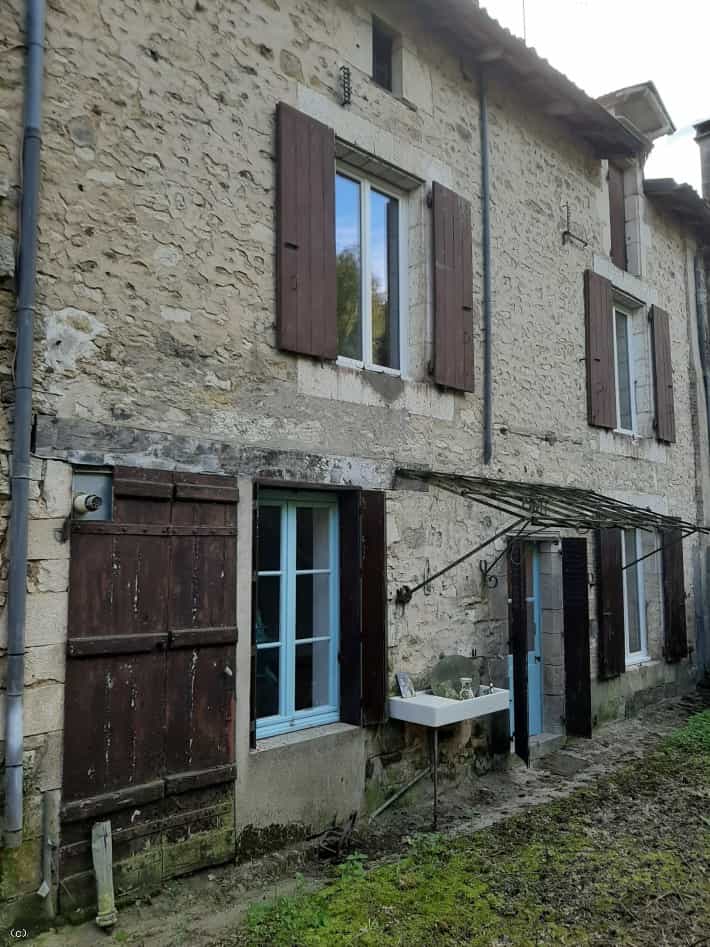 rumah dalam Charroux, Nouvelle-Aquitaine 10113386