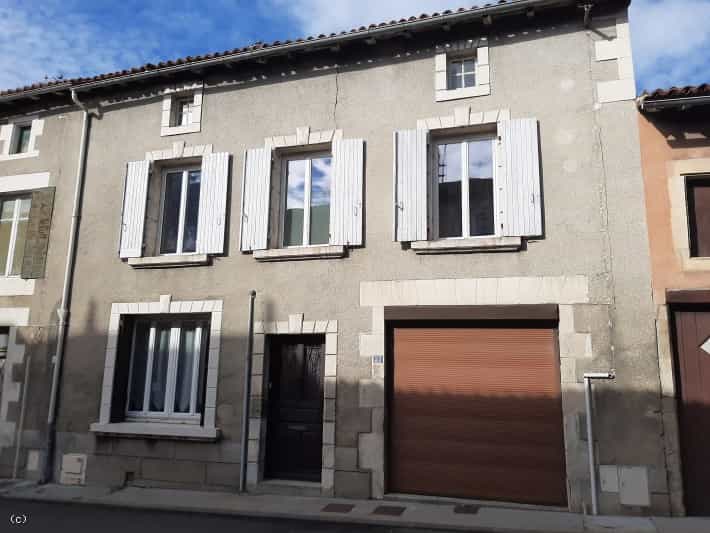 House in Charroux, Nouvelle-Aquitaine 10113386
