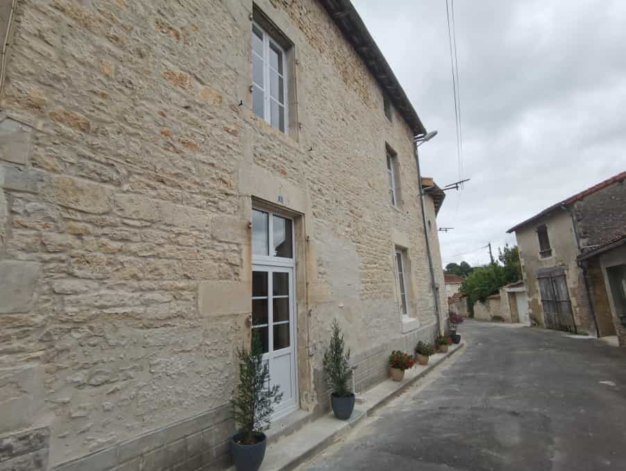 Talo sisään Champagne-Mouton, Nouvelle-Aquitaine 10113405