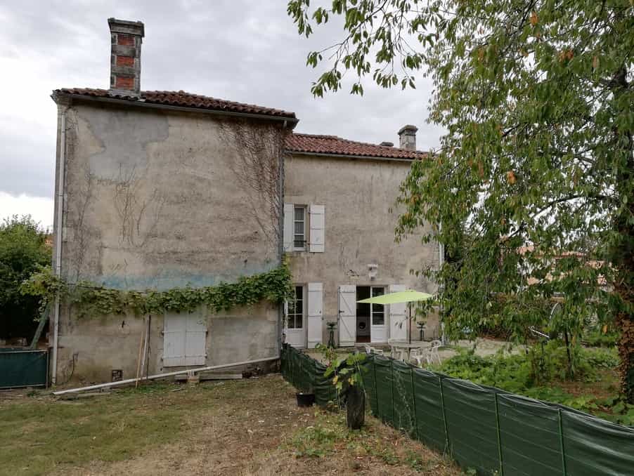 House in Saint-Laurent-de-Céris, Nouvelle-Aquitaine 10113413