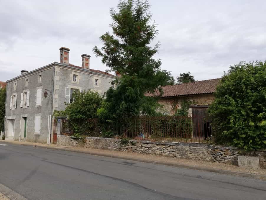 жилой дом в Saint-Laurent-de-Ceris, Nouvelle-Aquitaine 10113413