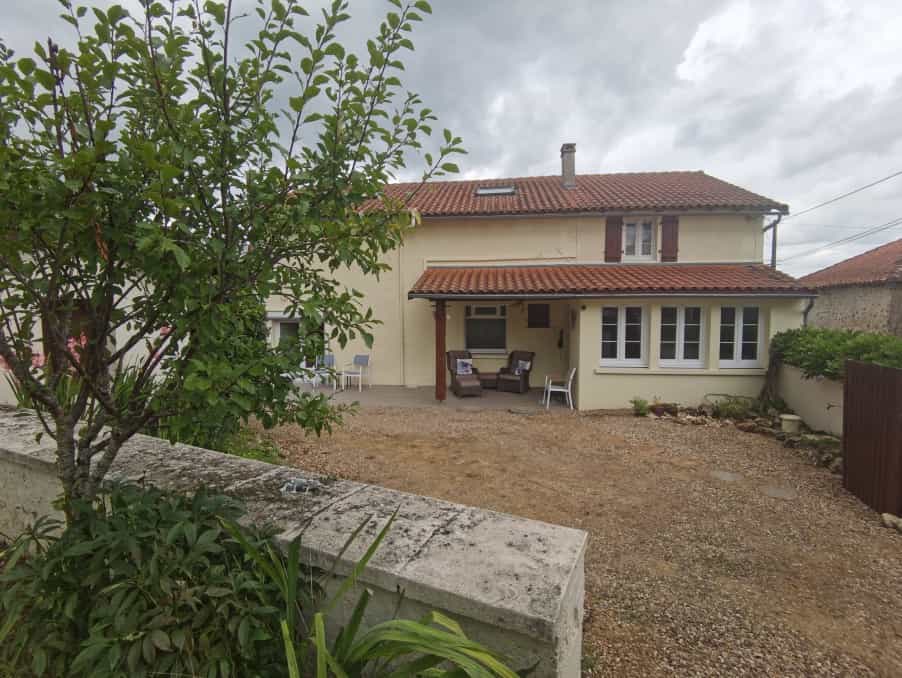 σπίτι σε Nieuil, Nouvelle-Aquitaine 10113427