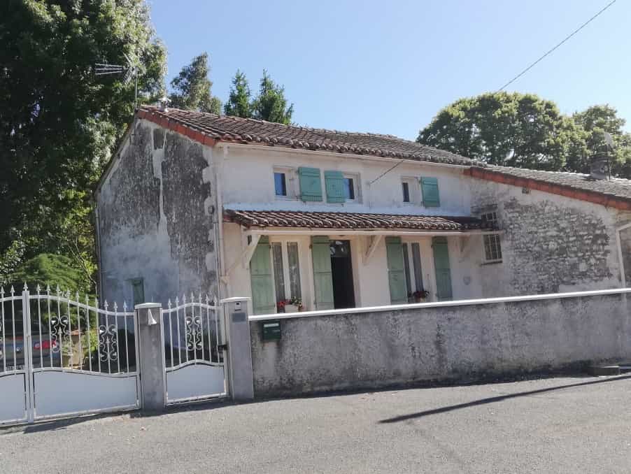 House in Chasseneuil-sur-Bonnieure, Nouvelle-Aquitaine 10113431