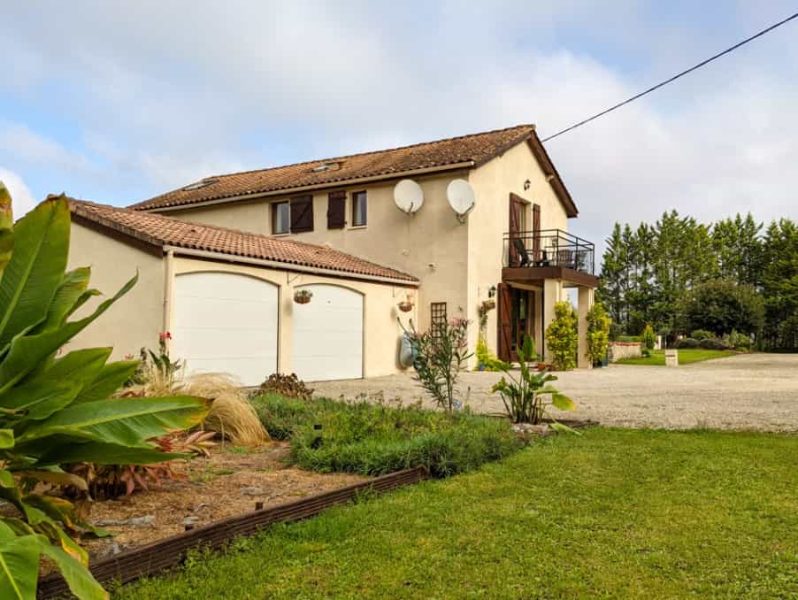 بيت في Cherval, Nouvelle-Aquitaine 10113461