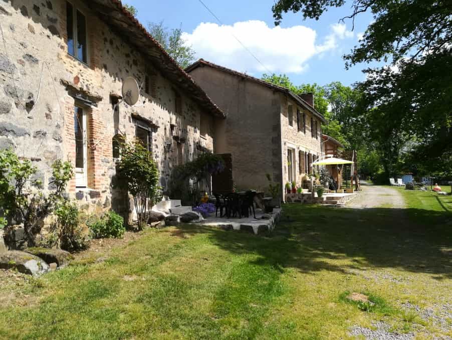 بيت في Lesterps, Nouvelle-Aquitaine 10113468