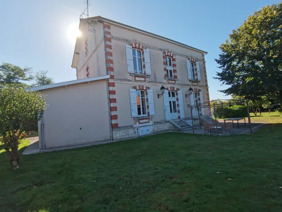 मकान में Terres-de-Haute-Charente, Nouvelle-Aquitaine 10113475