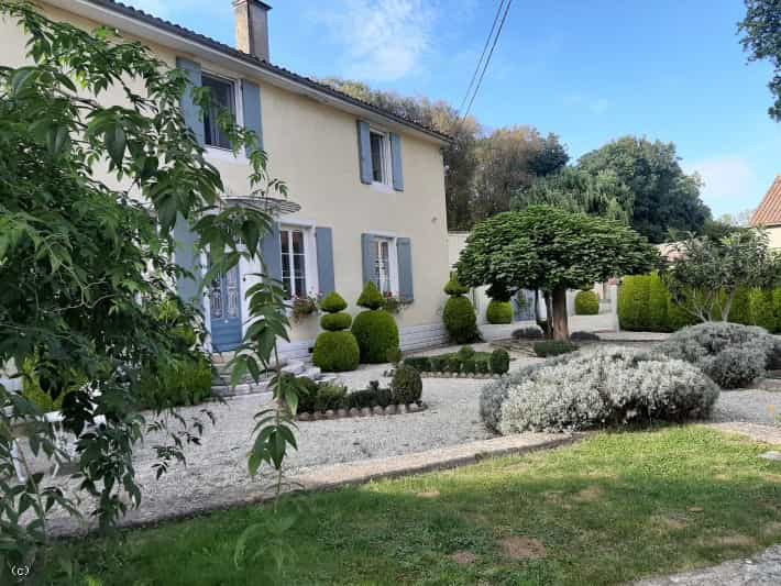 жилой дом в Lizant, Nouvelle-Aquitaine 10113835