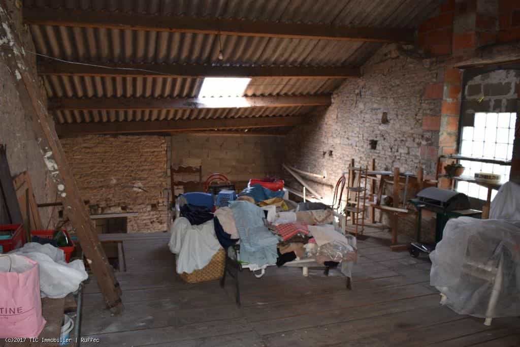 بيت في Ruffec, Nouvelle-Aquitaine 10113891