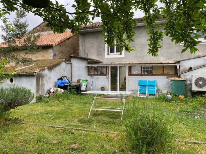 жилой дом в Ruffec, Nouvelle-Aquitaine 10113894