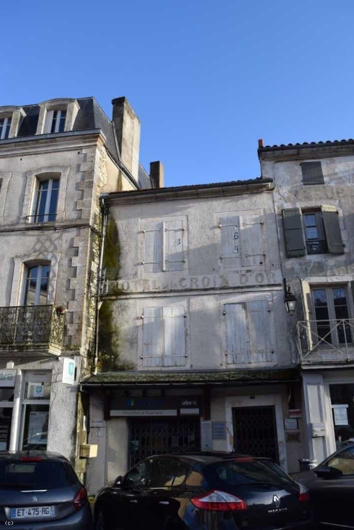 Condominium in Ruffec, Nouvelle-Aquitanië 10113909