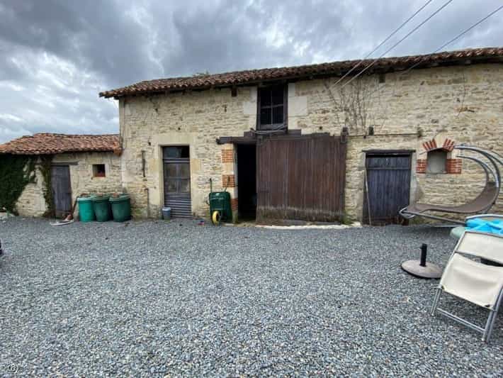 بيت في Civray, Nouvelle-Aquitaine 10113916
