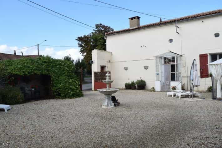 House in Civray, Nouvelle-Aquitaine 10113923