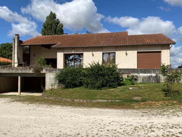 Rumah di Ruffec, Nouvelle-Aquitaine 10113924