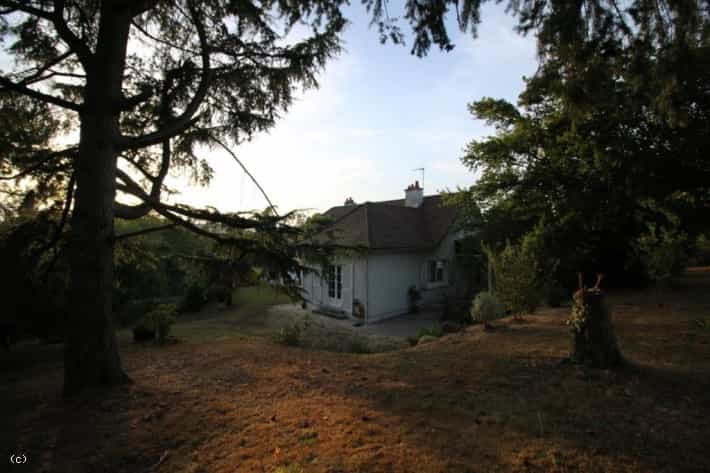 жилой дом в Civray, Nouvelle-Aquitaine 10113932