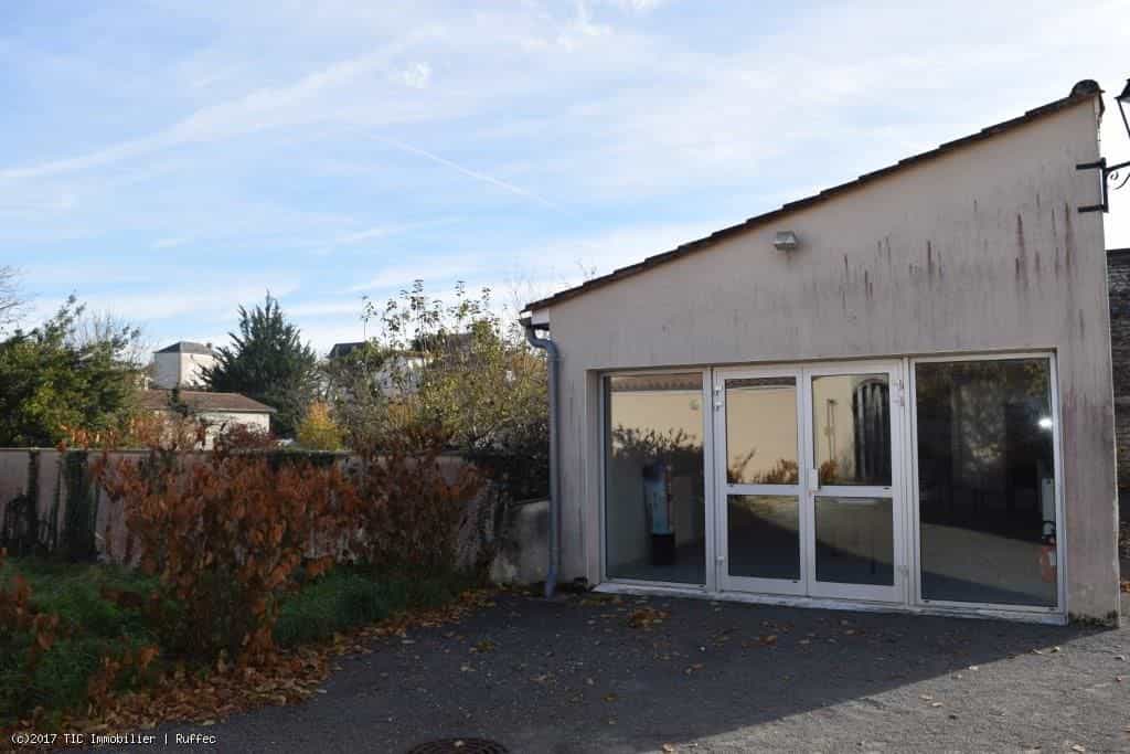 Γραφείο σε Ruffec, Nouvelle-Aquitaine 10113948