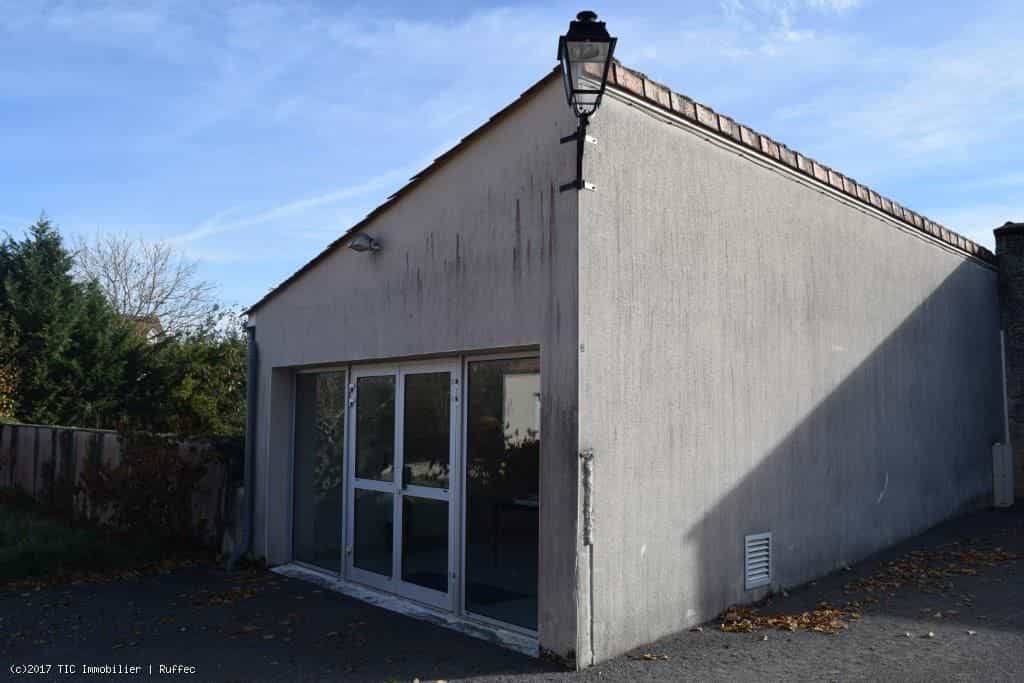 مكتب. مقر. مركز في Ruffec, Nouvelle-Aquitaine 10113948